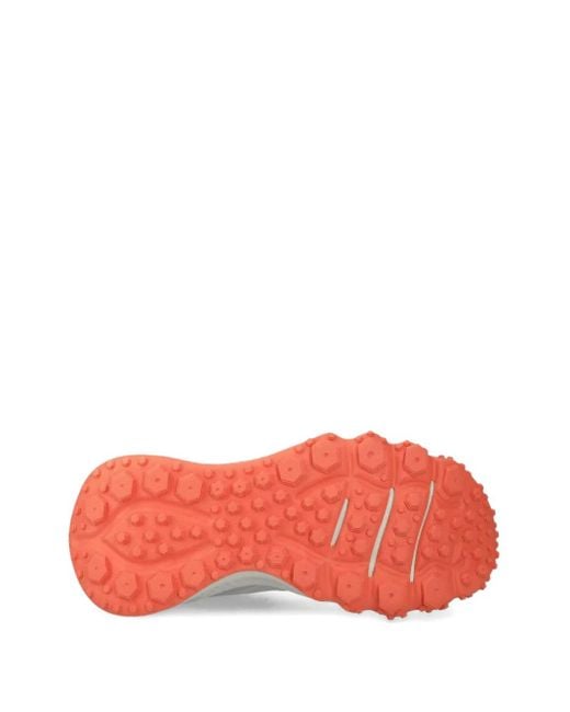 Sneakers Charged Maven di Under Armour in White