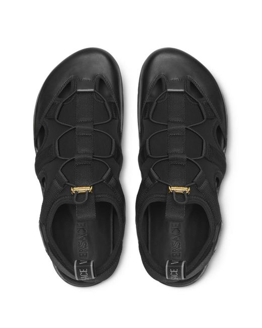 Sandalias con logo en relieve Versace de hombre de color Black