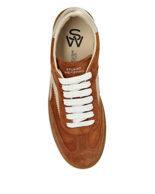 Stuart Weitzman Runaround Suède Sneakers in het Brown