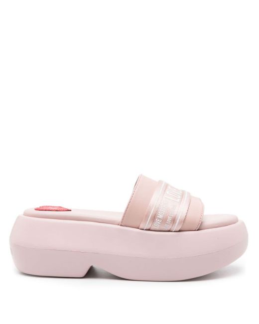 Sandalias con plataforma y logo estampado Love Moschino de color Pink