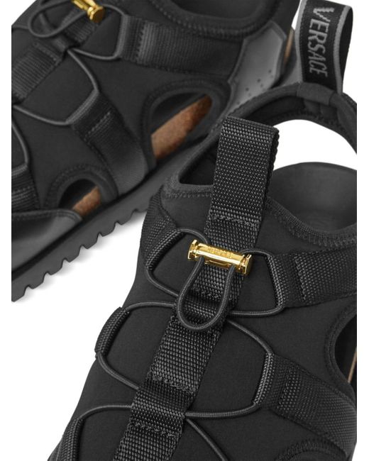 Sandales à logo embossé Versace pour homme en coloris Black