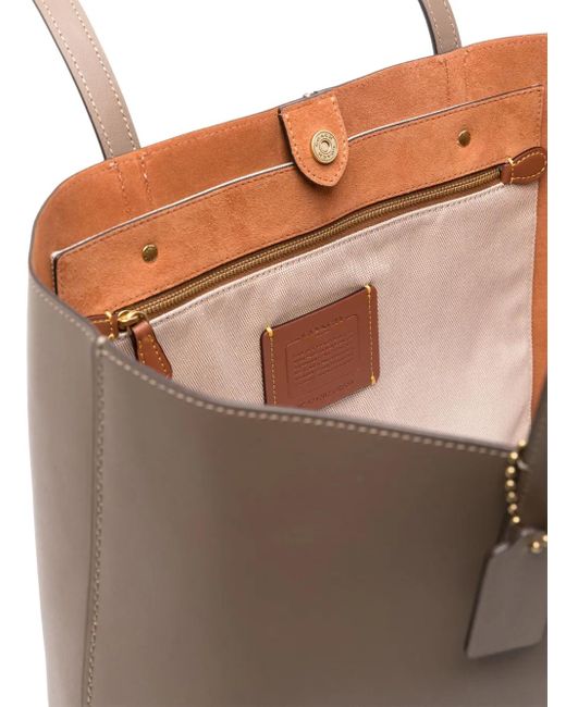 バッグ Coach Signature Brown Tote w/ Charm COACH Logo-Charm Tote Bag in Brown | Lyst