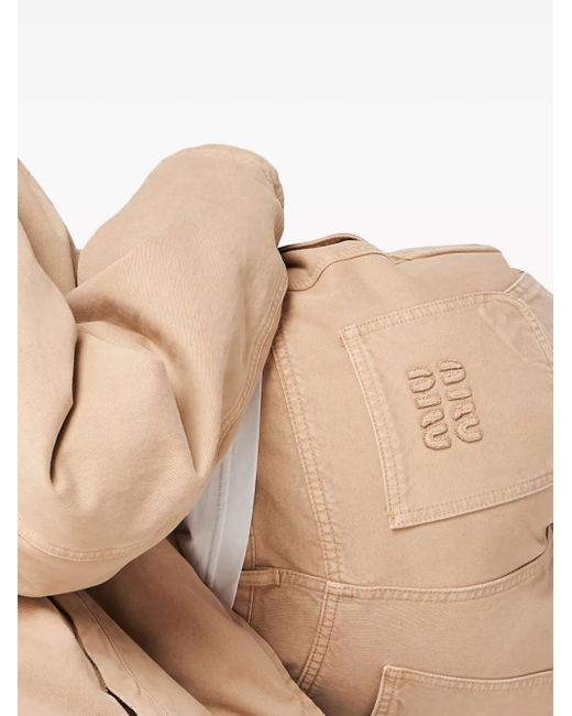 Pantalones con aplique del logo Miu Miu de color Natural