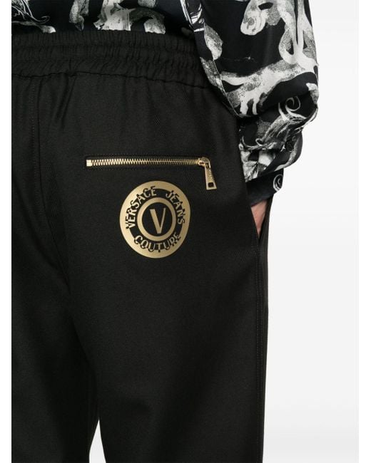 Versace Tapered-Hose mit V-Emblem in Black für Herren