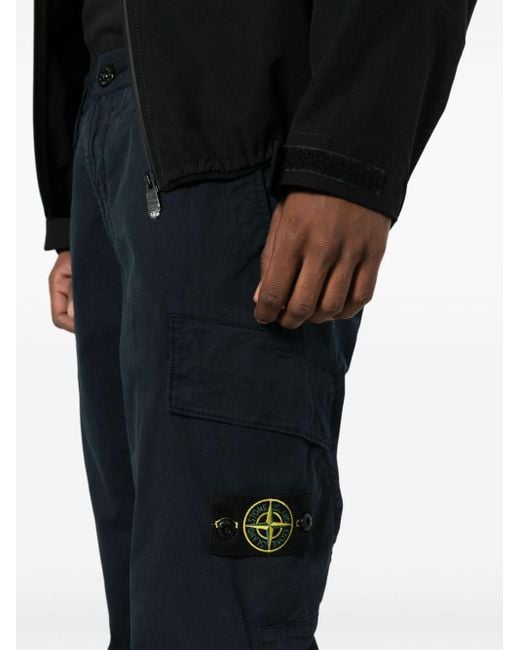 Pantaloni affusolati con applicazione Compass di Stone Island in Blue da Uomo