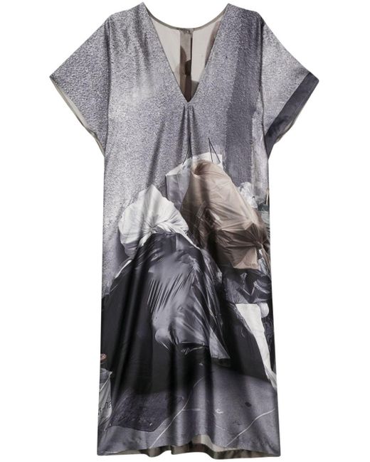 Robe mi-longue satinée à imprimé graphique BARBARA BOLOGNA en coloris Gray