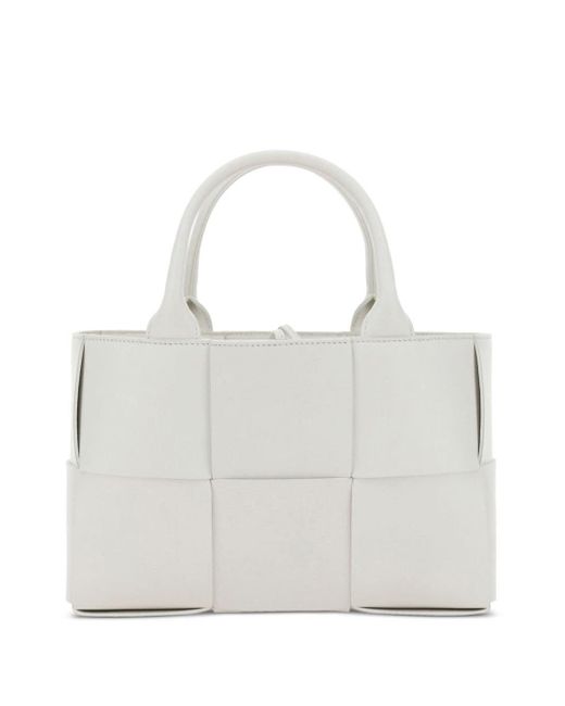 Mini sac à main Arco en cuir métallisé Bottega Veneta en coloris White