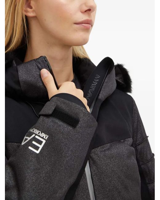 Chaqueta con capucha y logo EA7 de color Black