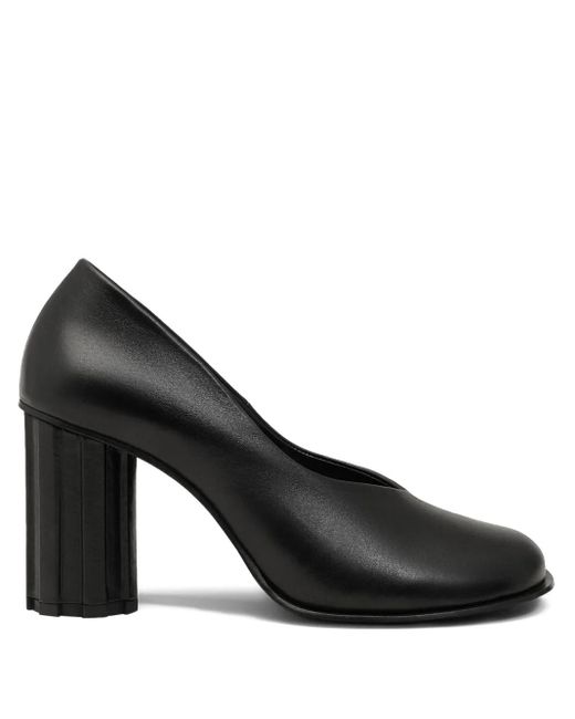 AMI Black Leather Anatomical-Toe Piano Pumps