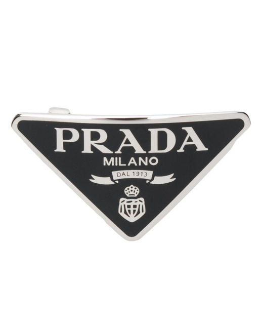 Broche con placa del logo Prada de color Black