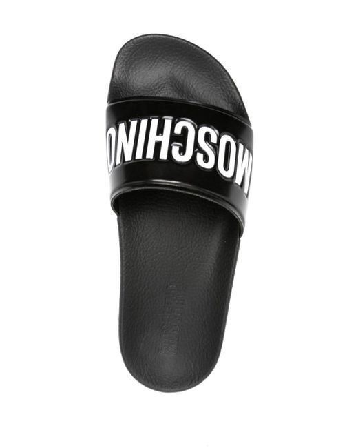 Sandalias con logo en relieve Moschino de color Black