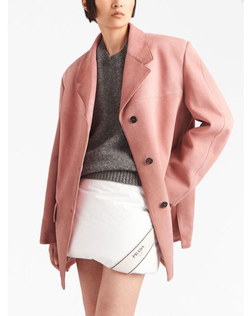 Veste boutonnée en daim à patch logo Prada en coloris Pink