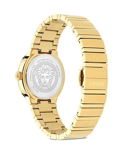 Modello di Versace in Metallic