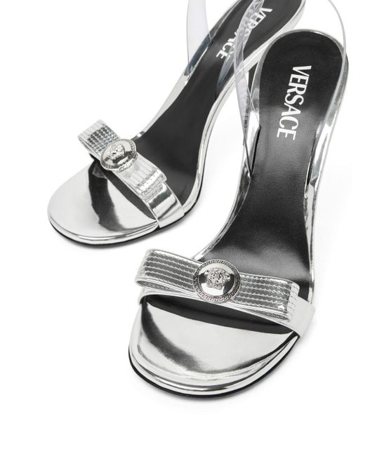 Sandales métallisées à détail de nœud Versace en coloris White
