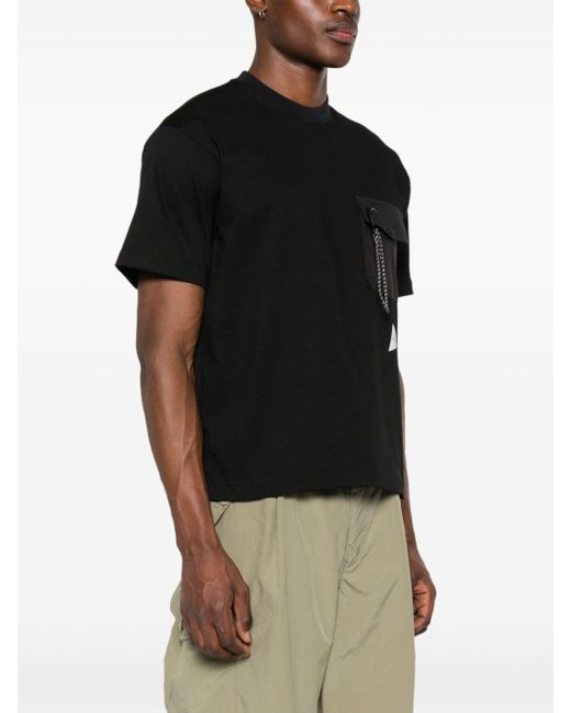 Camiseta con bolsillo en el pecho And Wander de color Black