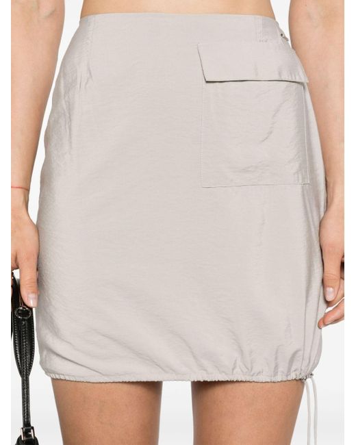 Minifalda con placa del logo Calvin Klein de color White