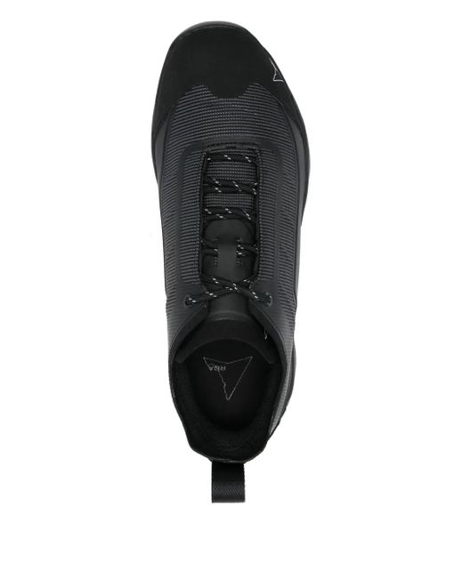 Zapatillas bajas texturizadas Roa de color Black