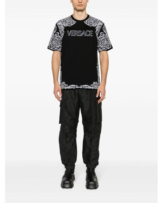 VERSACE｜ (Logo Print Barocco T-Shirt (78GAHC05CJ01C 727 78UP600 S LOGO BAROQUE T-SHIRT MEN VERSACE JEANS COUTURE
