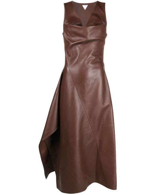 Robe asymétrique en cuir Bottega Veneta en coloris Brown