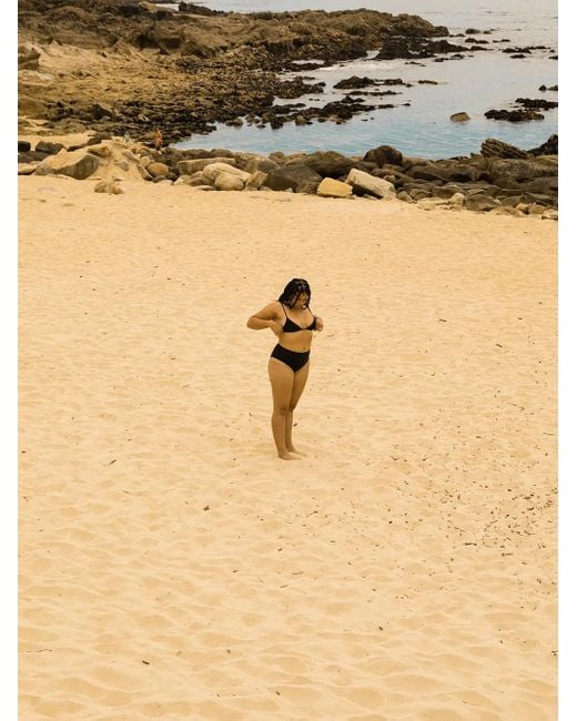 Top De Bikini Petite Con Diseño Triangular Matteau de color Black