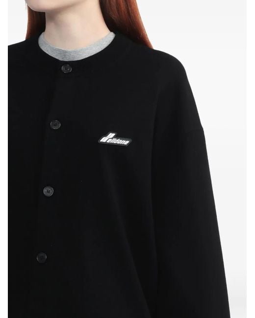 we11done Black Geknöpfter Cardigan mit Logo-Patch