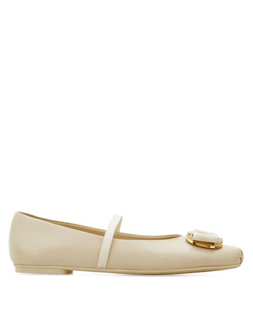 Ferragamo New Vara Ballerina's Met Gespdetail in het Natural