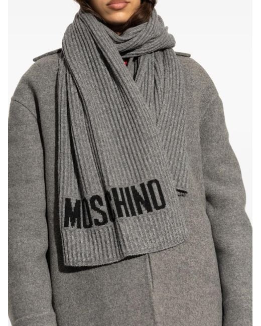 Écharpe Nervurée En Maille Intarsia Moschino en coloris Gray