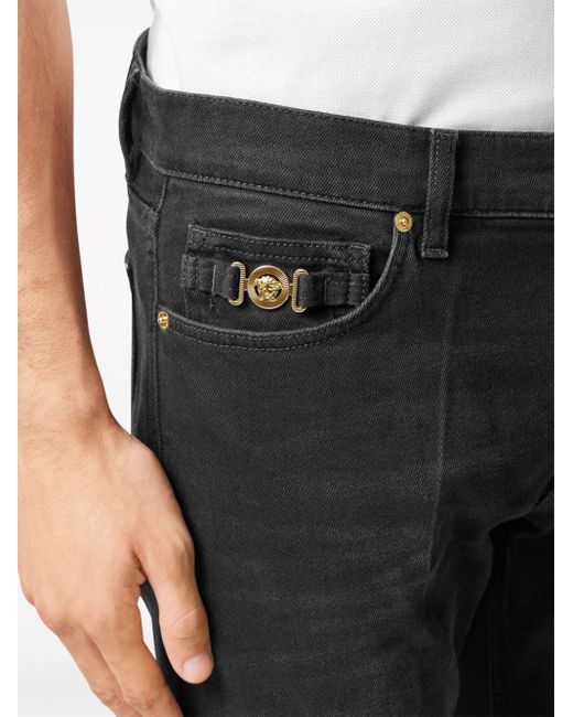 Versace Halbhohe Slim-Fit-Jeans mit Medusa Head-Verzierung in Black für Herren