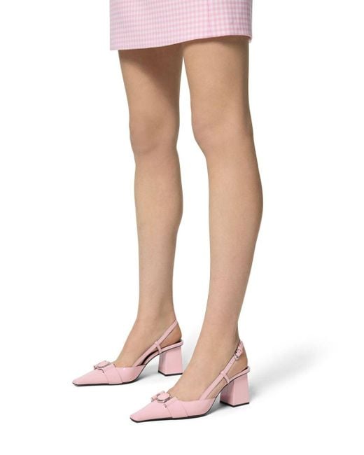 Zapatos Medusa Buckle con tacón de 70 mm Versace de color Pink