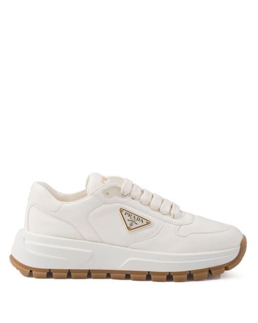Sneakers con triangolo a logo di Prada in White