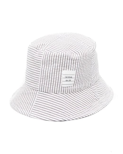 Cappello bucket a righe con applicazione di Thom Browne in White