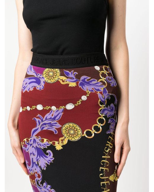 Jupe mi-longue à imprimé Logo Couture Versace en coloris Red