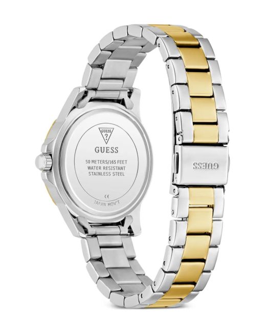 Modello di Guess in Blue