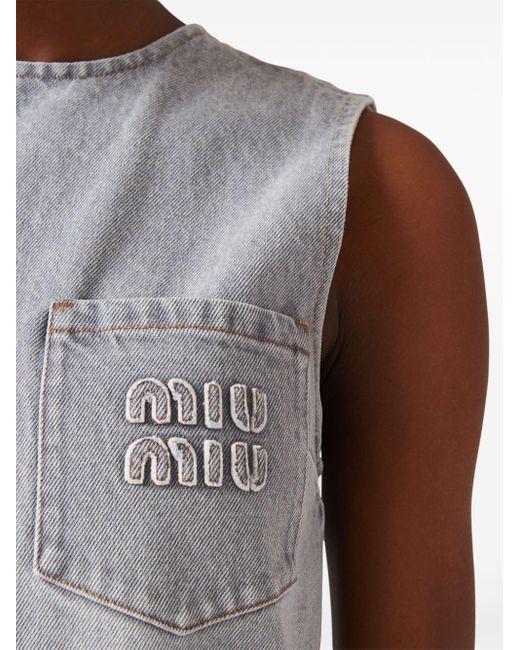 Robe courte en jean à logo appliqué Miu Miu en coloris Gray