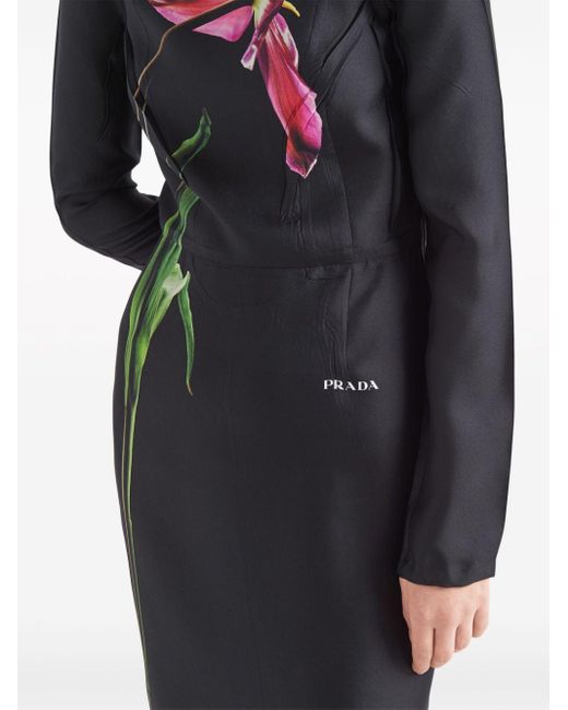 Robe mi-longue en soie à fleurs Prada en coloris Black