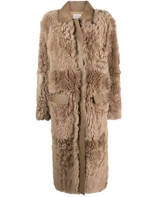 Manteau en peau lainée à simple boutonnage Totême  en coloris Natural