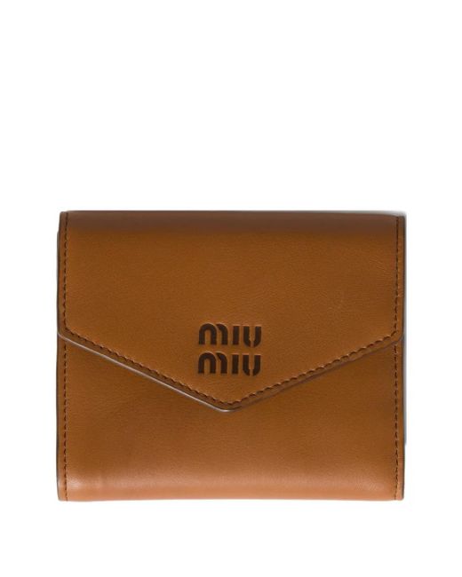 Cartera con logo en relieve Miu Miu de color Brown