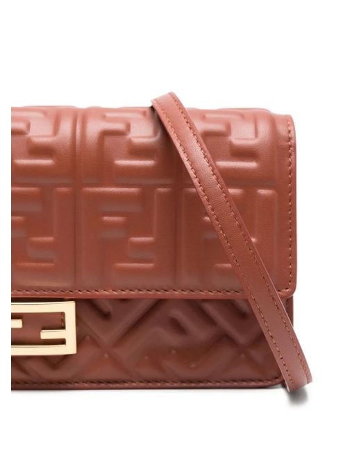 Fendi Baguette Gewatteerde Clutch Met Logoplakkaat in het Red