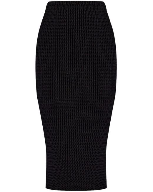 Falda de tubo midi de tejido seersucker Issey Miyake de color Black