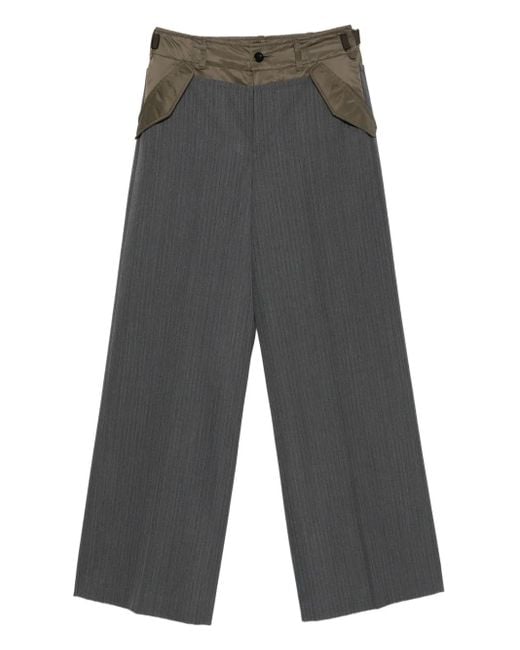Pantalones a rayas diplomáticas Sacai de color Gray