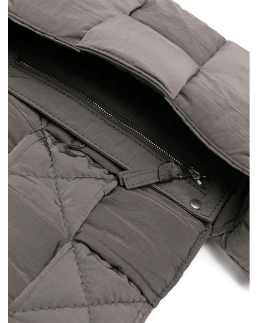 Bottega Veneta Gesteppte Kuriertasche mit Maxi Intrecciato-Muster in Gray für Herren