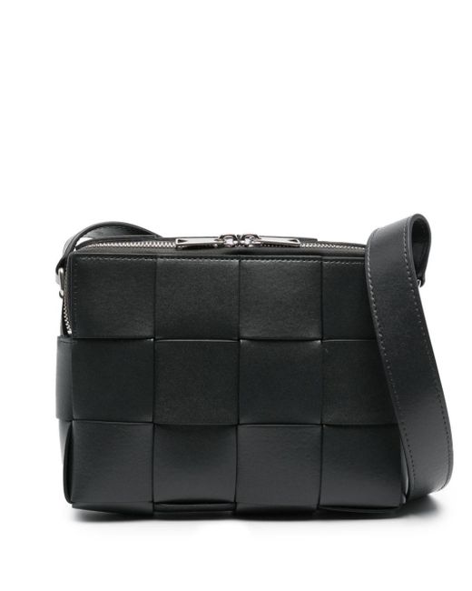 Intrecciato leather shoulder bag Bottega Veneta de hombre de color Black