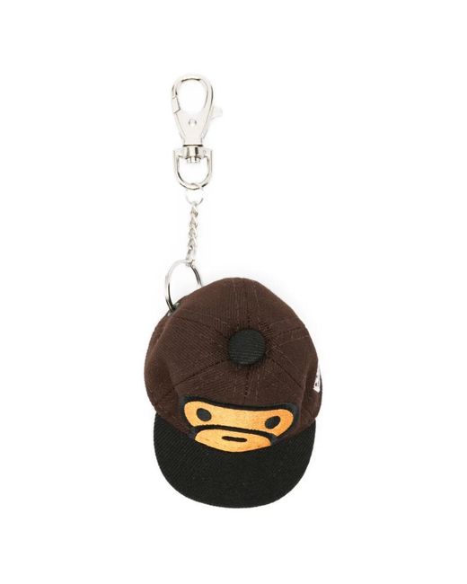 A Bathing Ape White Porte-Clés X New Era À Design De Casquette for men