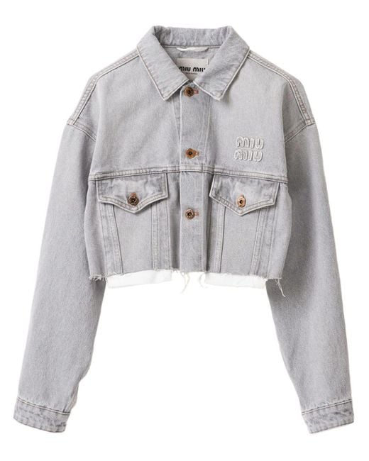 Veste en jean crop à logo appliqué Miu Miu en coloris Gray