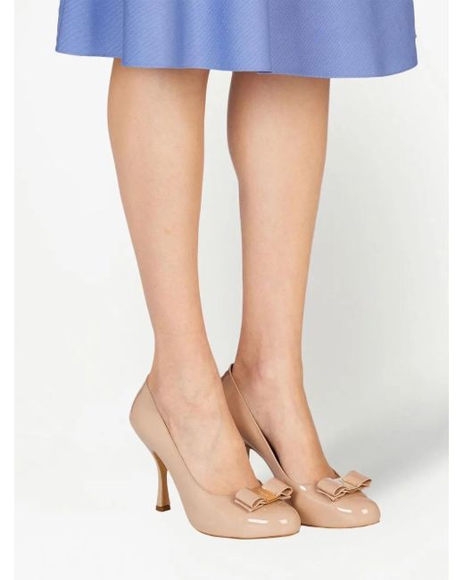 Zapatos de tacón medio con lazo Vara Ferragamo de color Natural