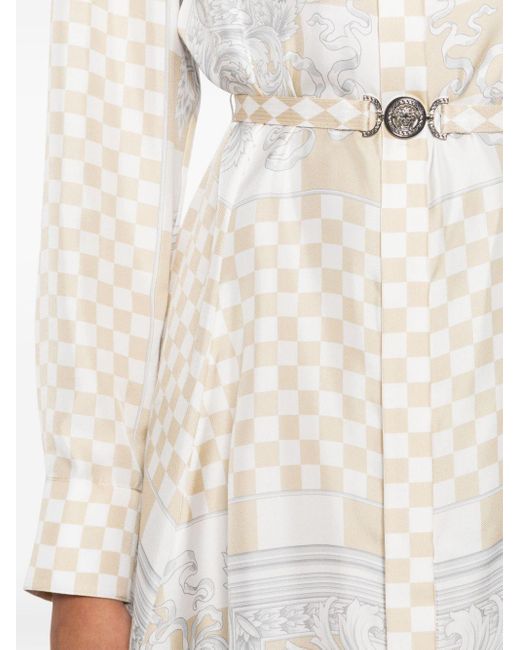 Robe longue en soie à imprimé baroque Versace en coloris White