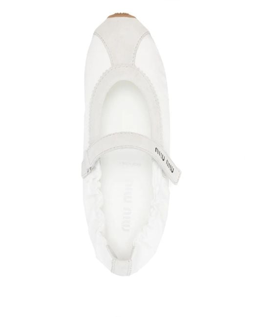 Miu Miu Ballerina's Met Suède Vlakken in het White