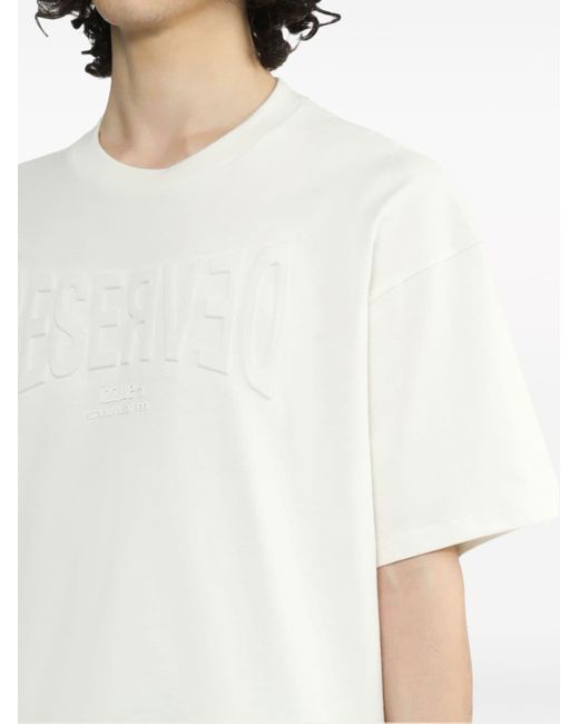 Camiseta con eslogan en relieve Izzue de hombre de color White