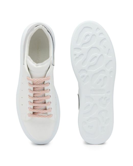 Sneaker oversize bianca e argento di Alexander McQueen in White