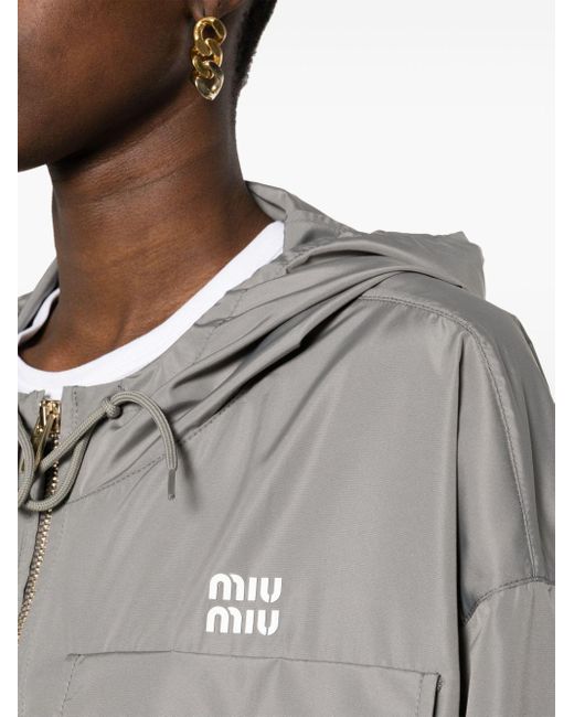 Miu Miu Gray Wasserabweisende Jacke mit Logo-Applikation